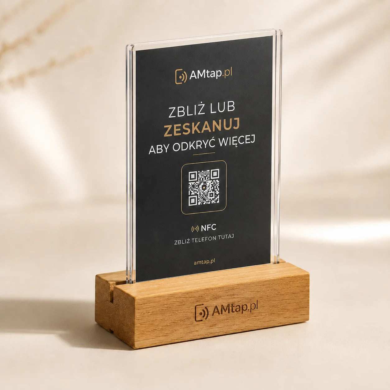 Wizualizacja personalizowanej podstawki AMtap z kodem QR i NFC