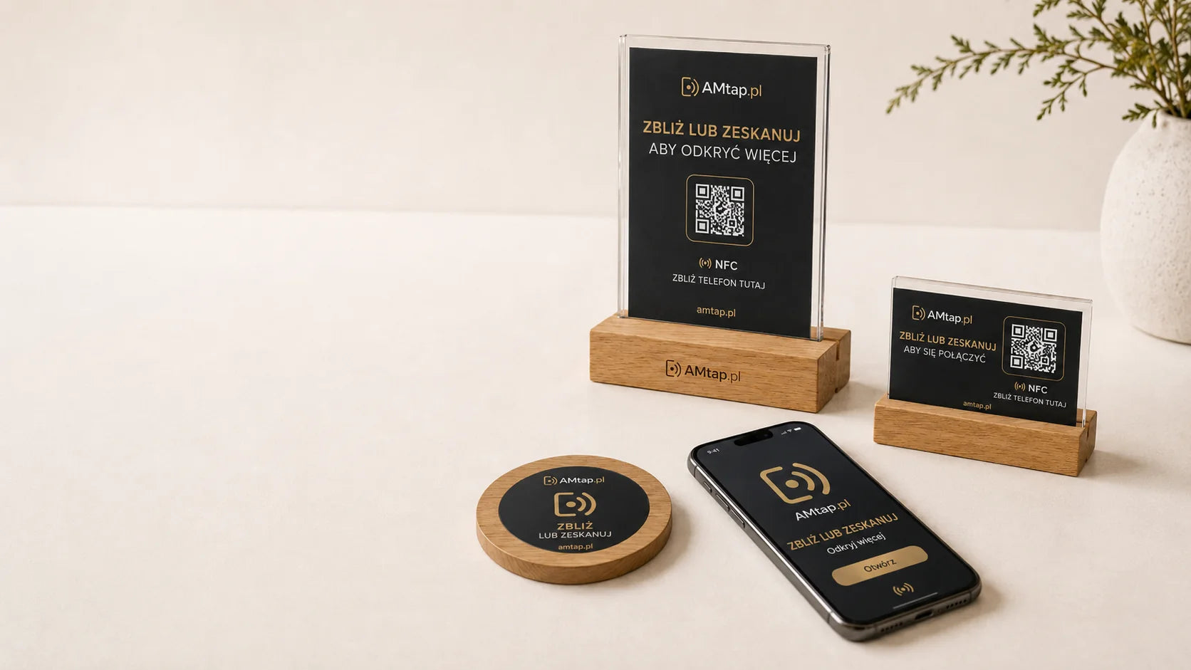 Zestaw personalizowanych produktów AMtap z kodem QR i NFC